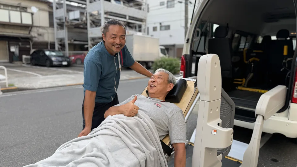 ストレッチャーでご乗車いただく様子