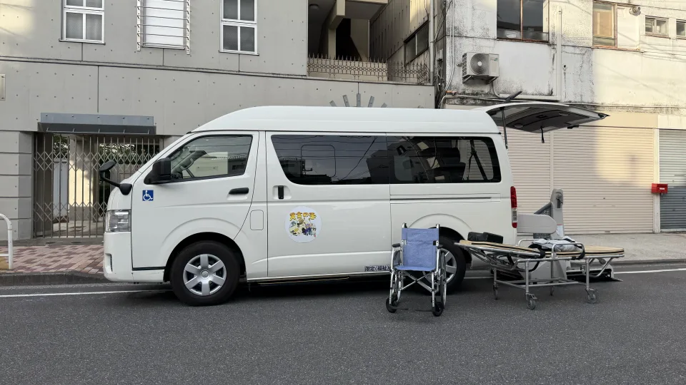 車いすとストレッチャーを車両の横に並べた様子